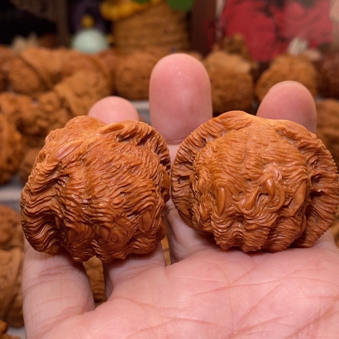 小***哥文玩核桃把件纯手工雕刻吞噬