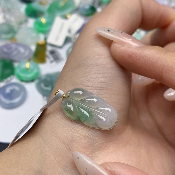 翡翠18K金镶嵌颈饰