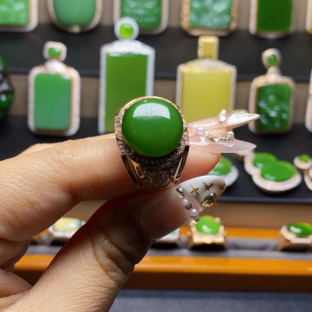 行***疆和田玉18K金镶嵌挂件