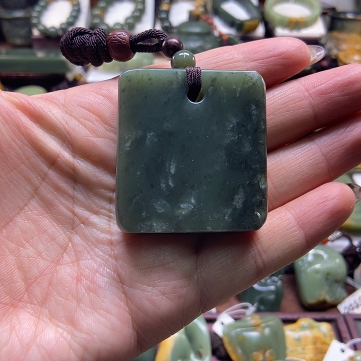 未镶嵌岫岩老玉（透闪石质玉）把件