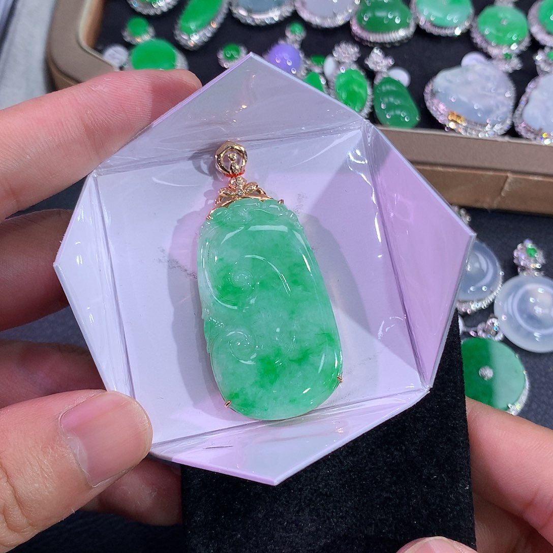 翡翠吊坠(赠链)18K金镶嵌