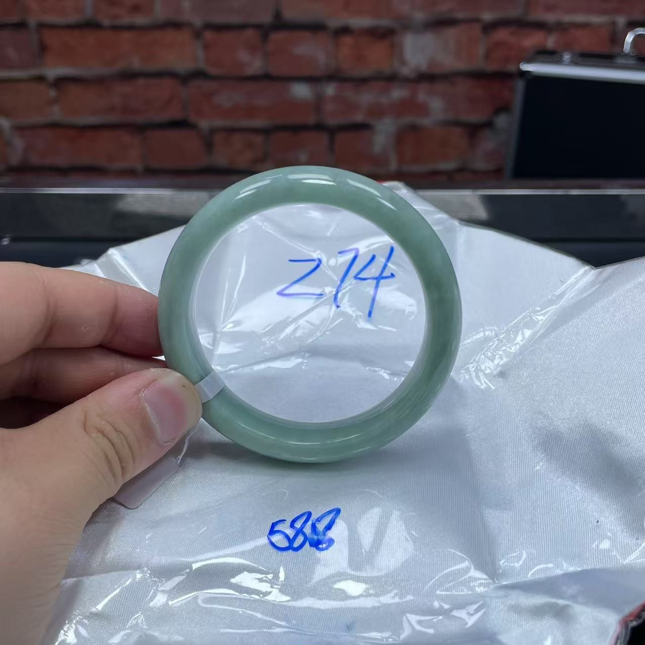 毛货手镯需精细抛光/274
