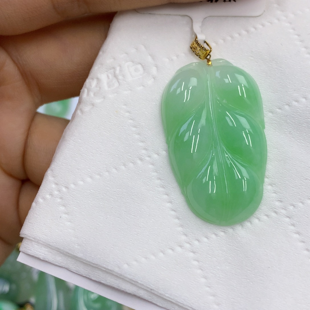 翡翠18K金镶嵌颈饰