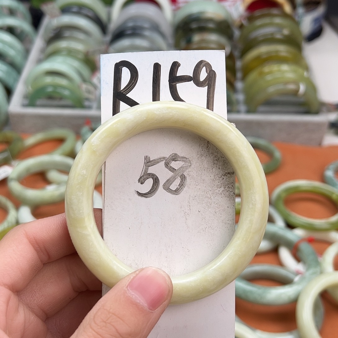 岫玉手镯未镶嵌天然岫玉微瑕，可以正常佩戴