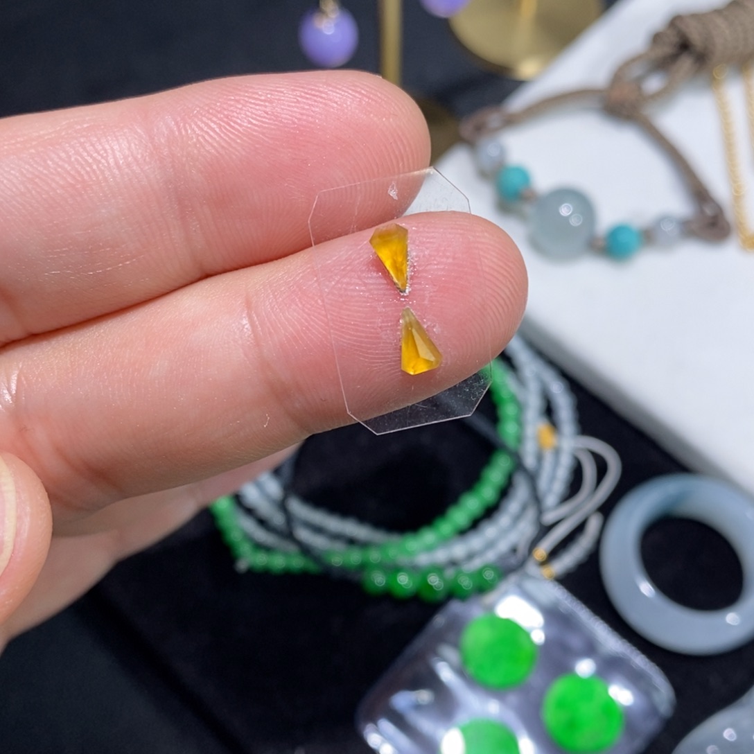 翡翠裸石高冰黄翡切割面