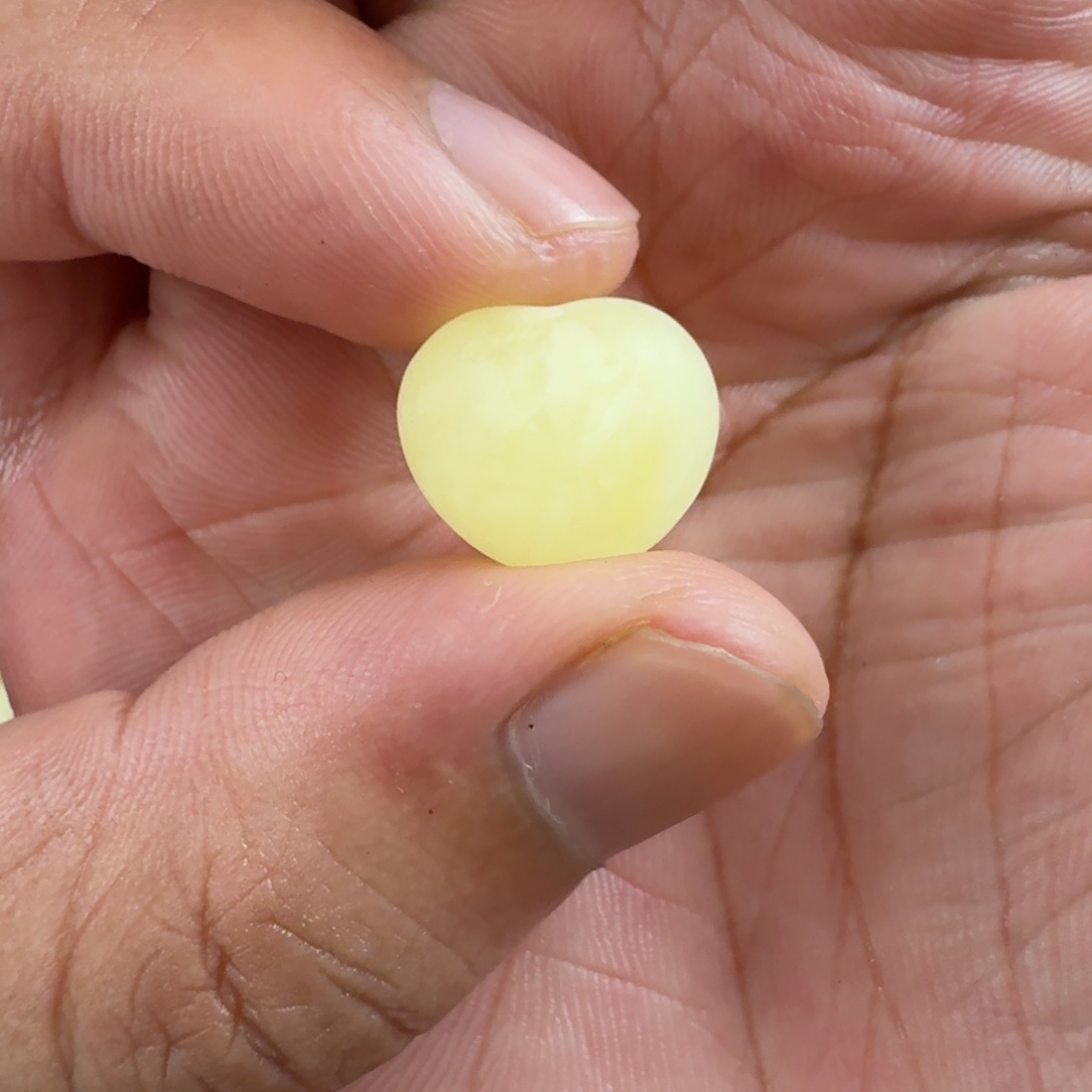 小***如未镶嵌琥珀珠宝奇石