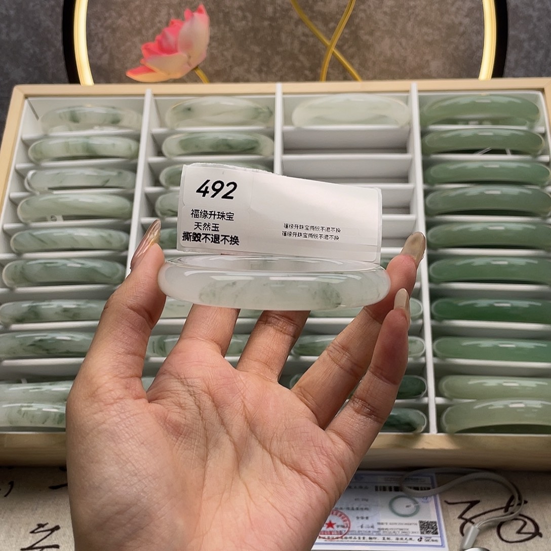 石英质玉未镶嵌手镯瑕