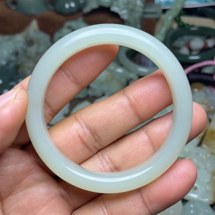 小***净和田玉未镶嵌手镯