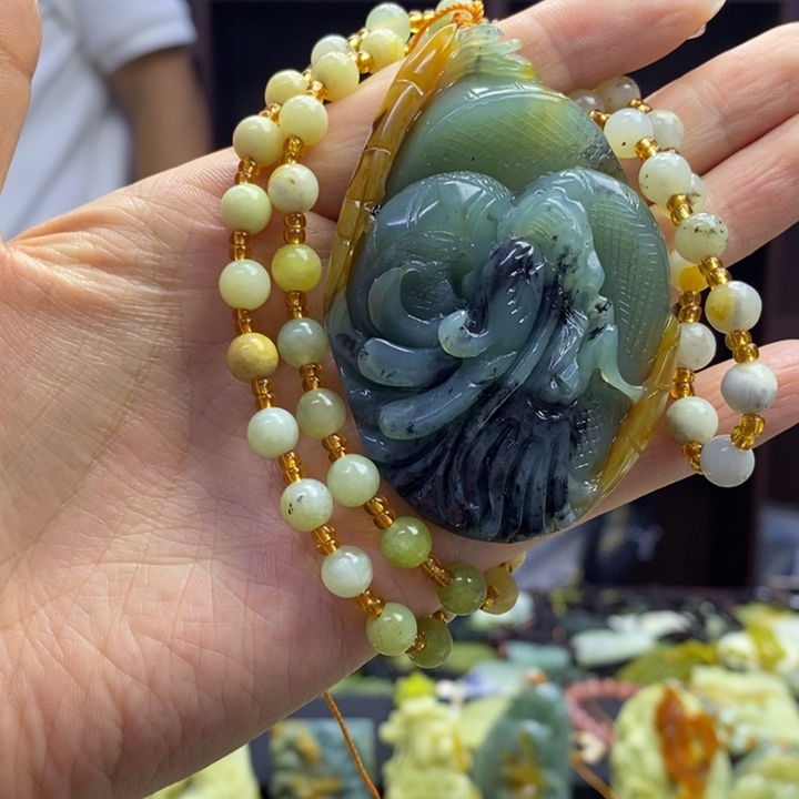 蛇纹石玉未镶嵌颈饰