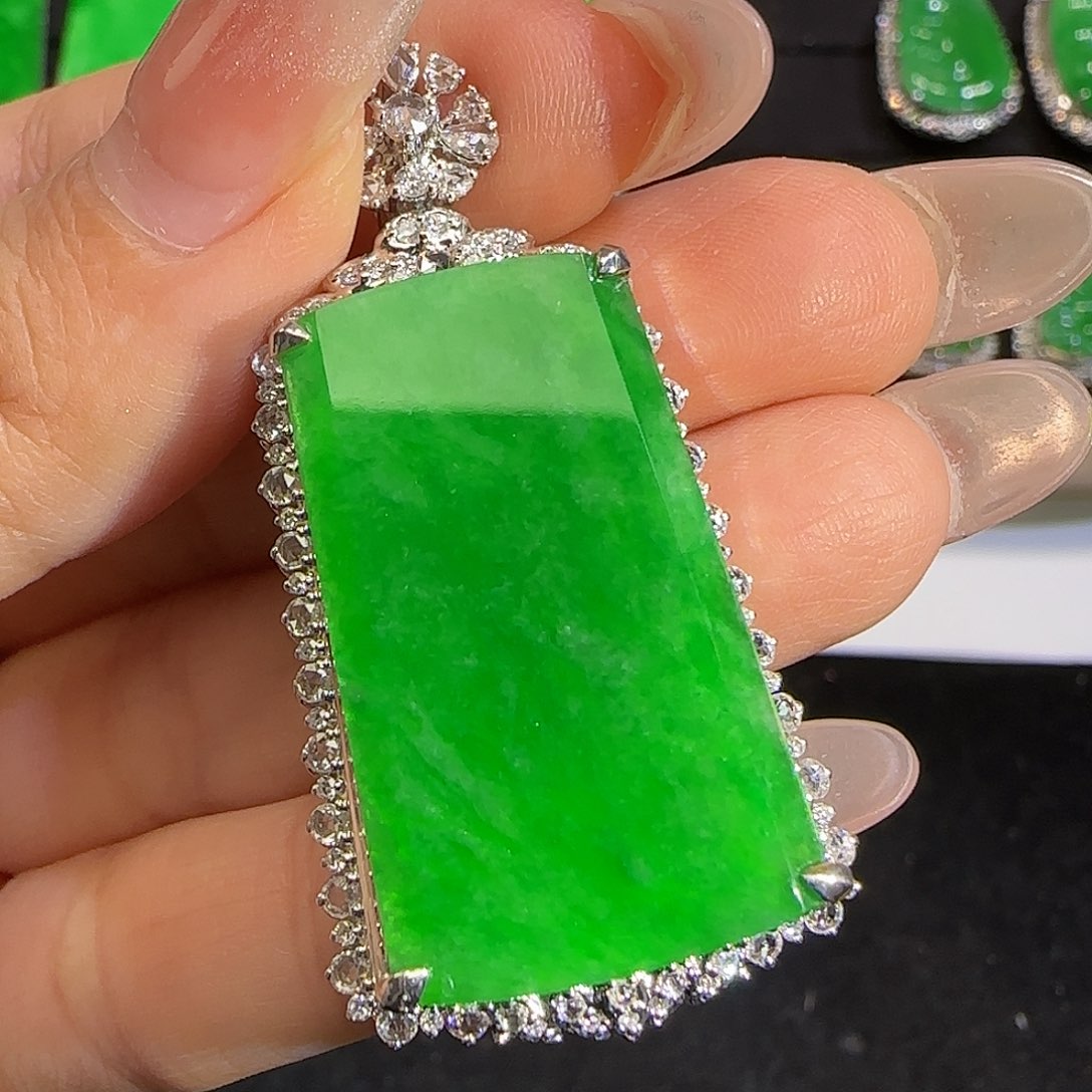 翡翠颈饰18K金镶嵌无事牌