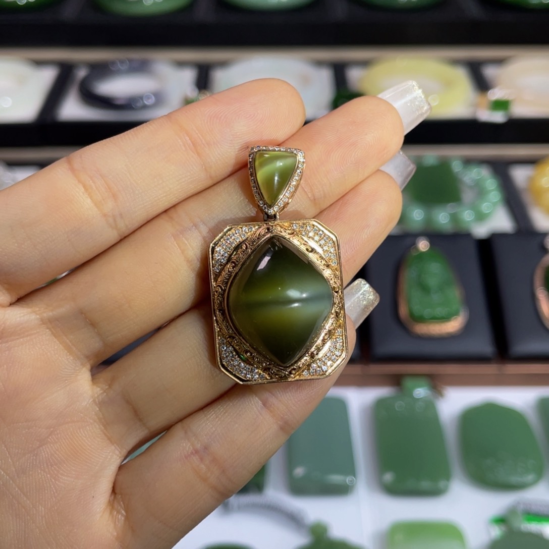 颈饰18K金镶嵌和田玉