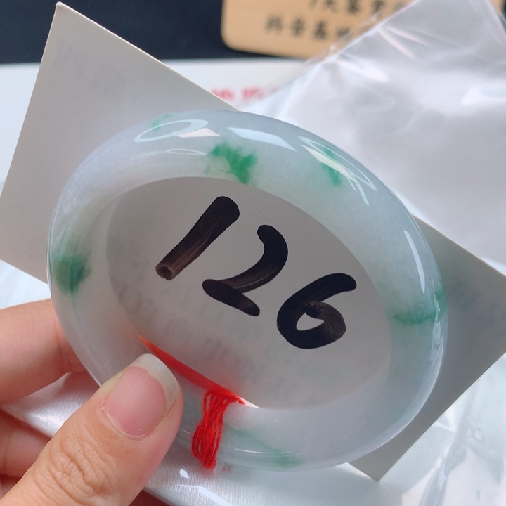 翡翠手镯未镶嵌小***?白底青