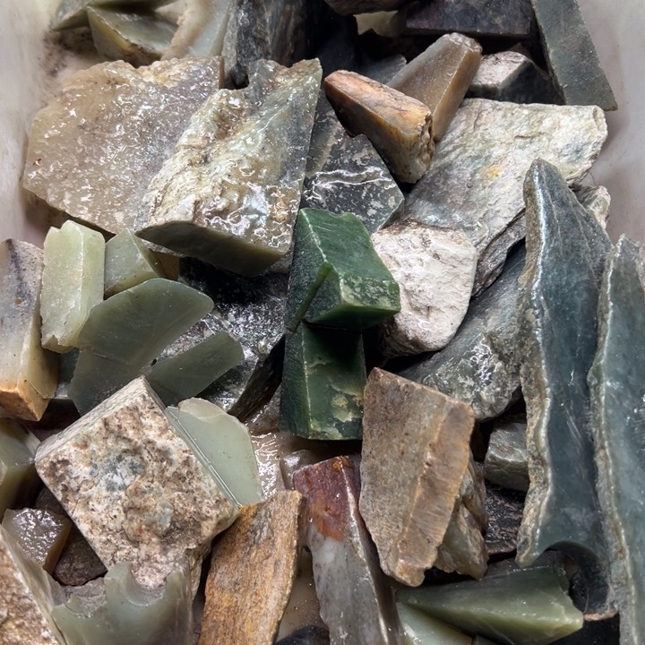 透闪石-蛇纹石玉珠宝奇石未镶嵌