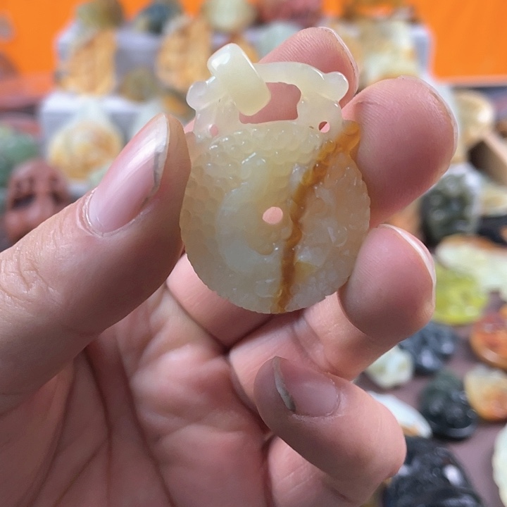 蛇纹石玉颈饰未镶嵌