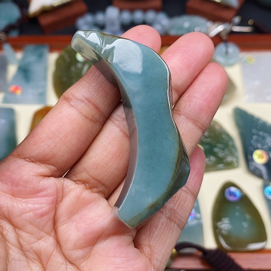 翡翠颈饰未镶嵌翡翠