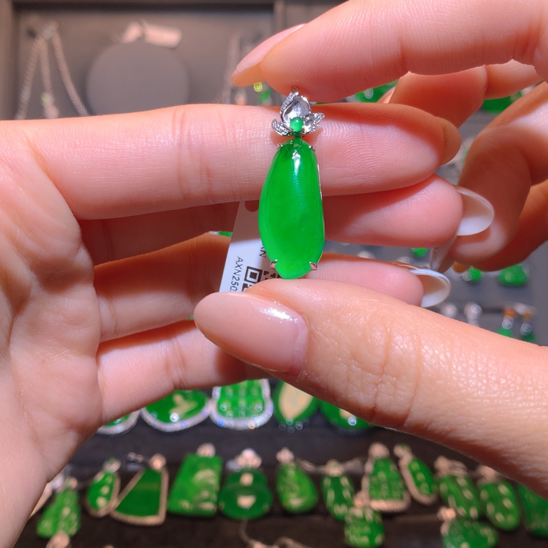 翡翠吊坠(不含链)18K金镶嵌福瓜