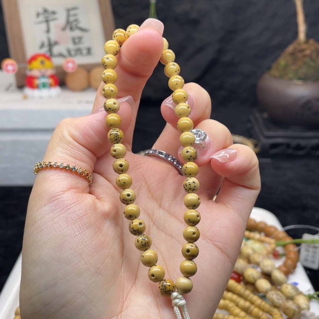 吊坠星月菩提圆珠，石玉三分之二留白