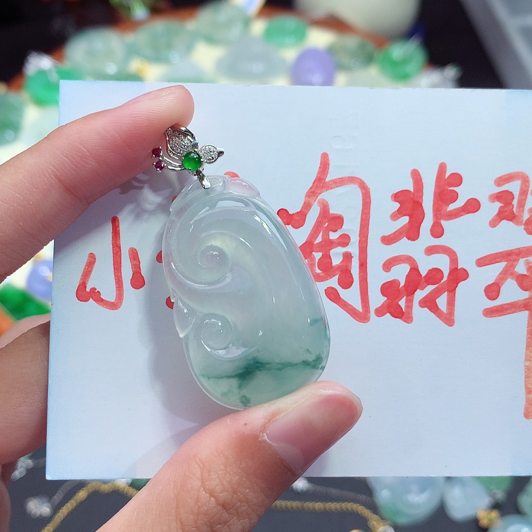 翡翠18K金镶嵌颈饰如意