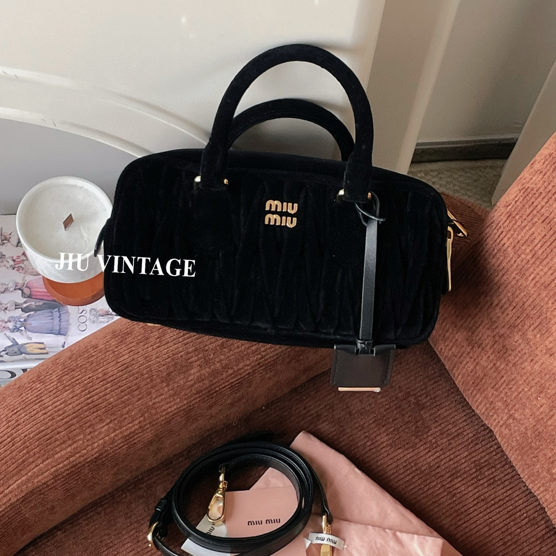 99新 MIU MIU/缪缪 黑色丝绒褶皱保龄球 小号CG14-0007