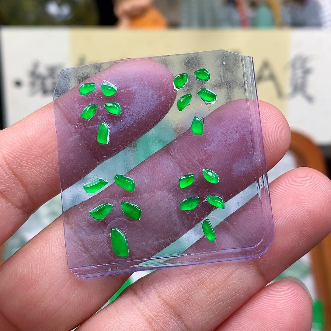 翡翠裸石缅甸天然A货翡翠阳绿随形