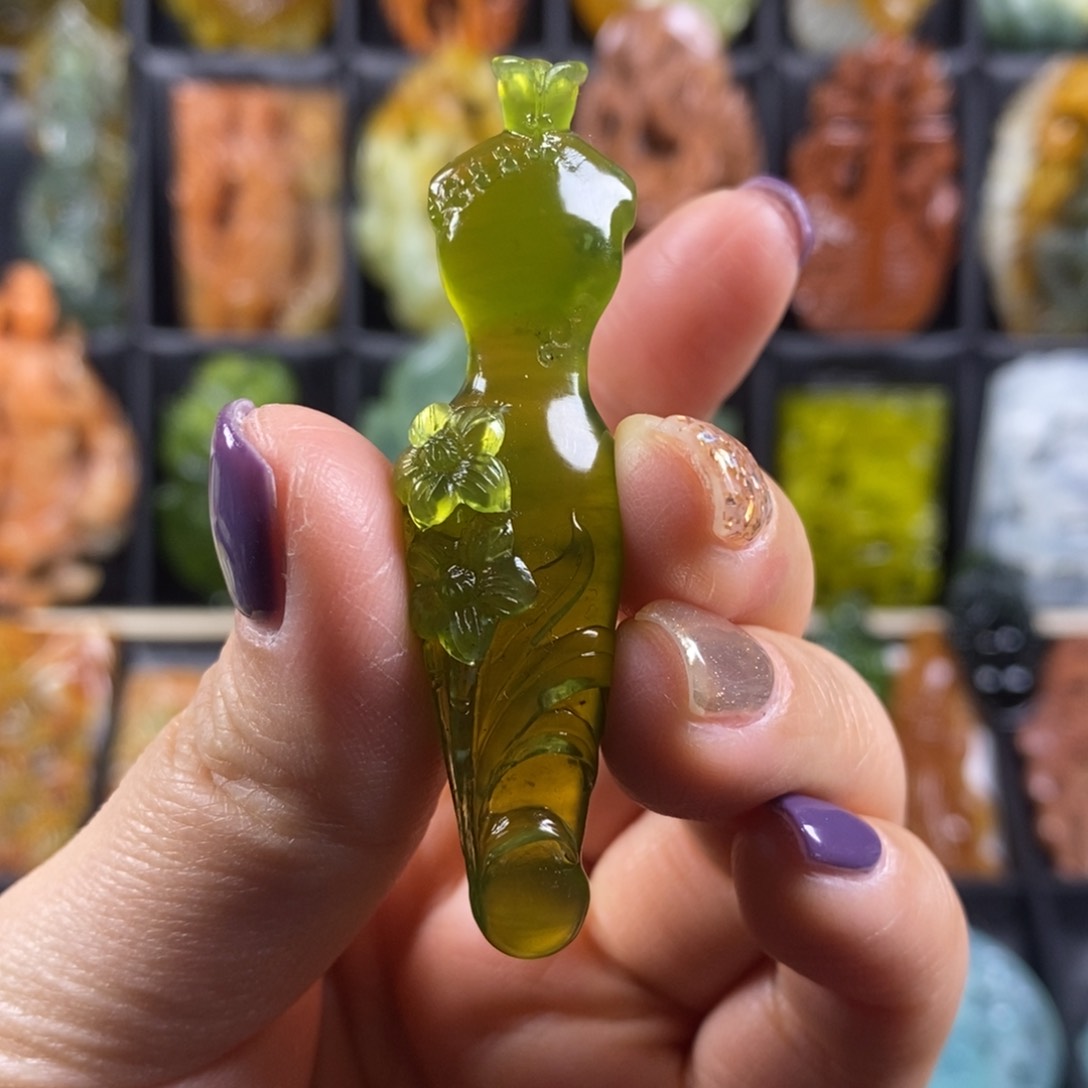 蛇纹石玉颈饰合金