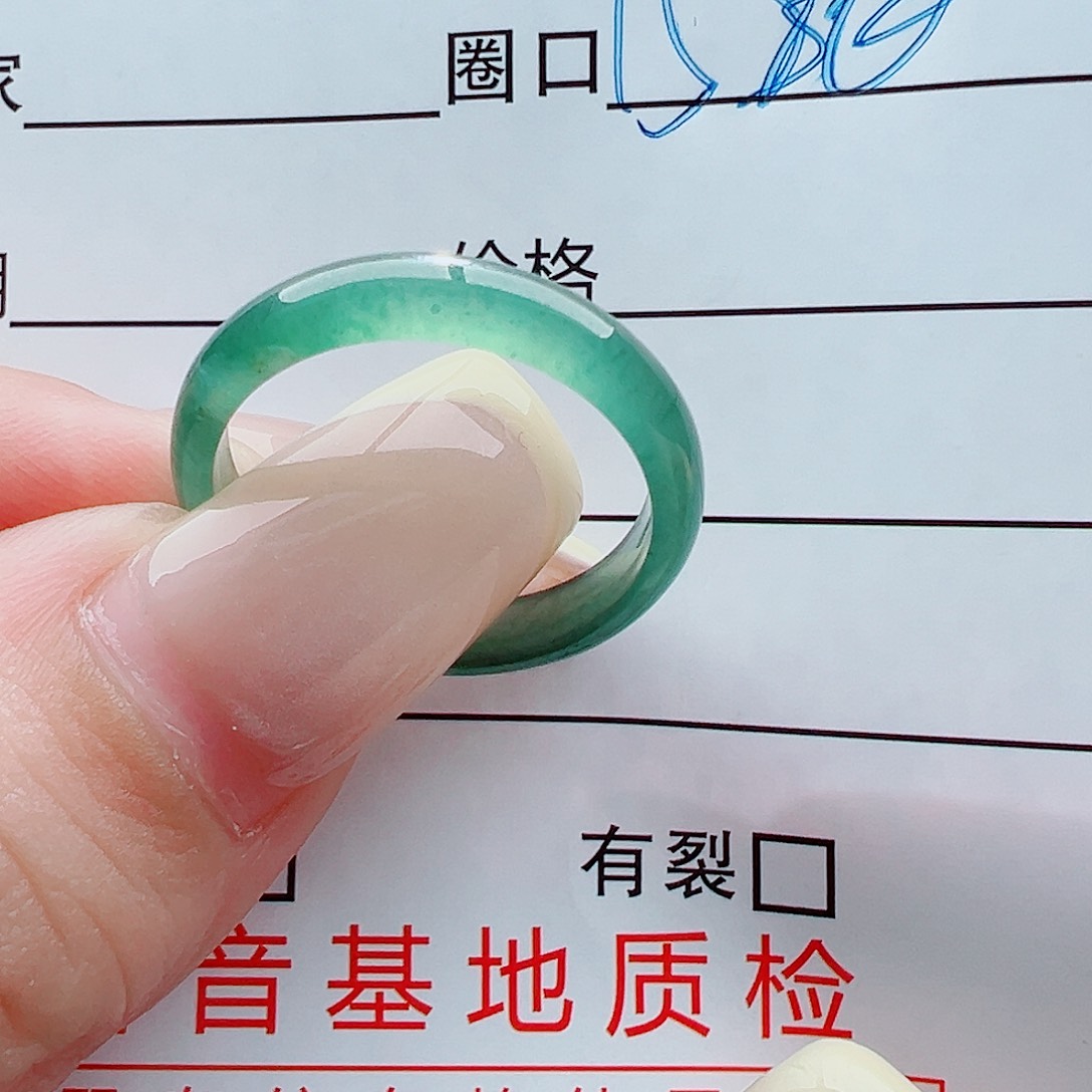 未镶嵌戒指翡翠。*戒圈