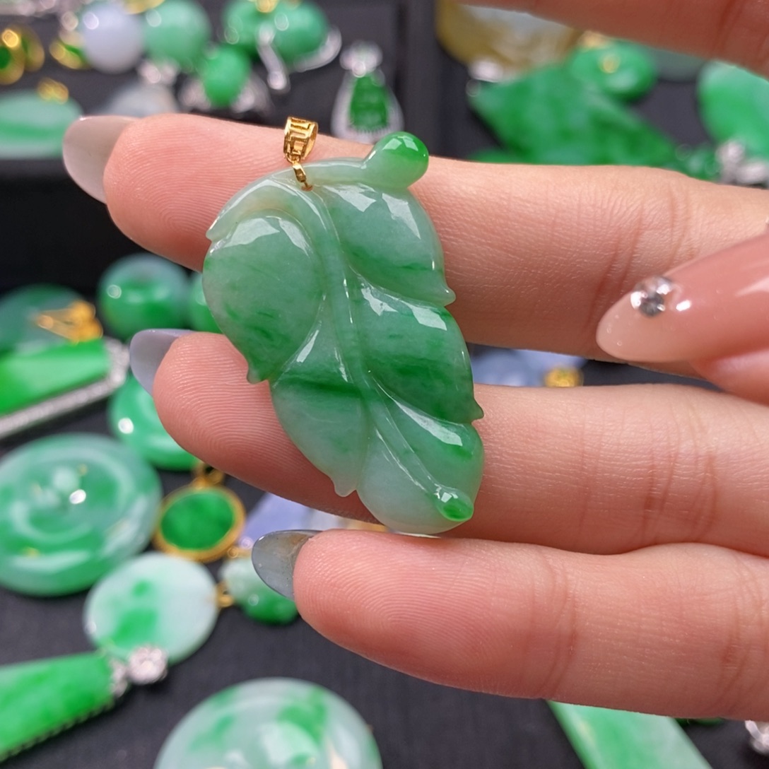 翡翠颈饰18K金镶嵌悠翡翠
