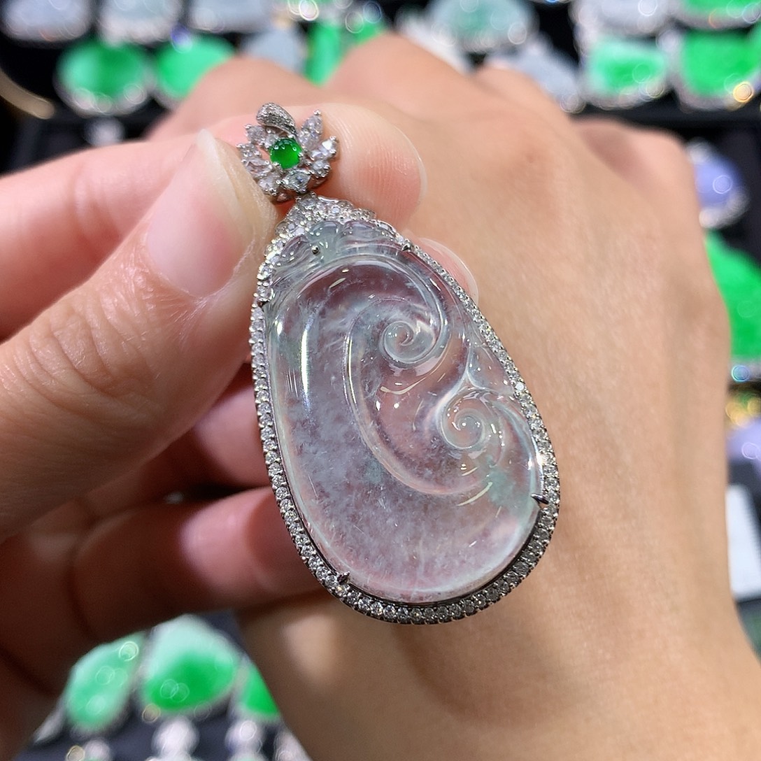 翡翠18K金镶嵌颈饰