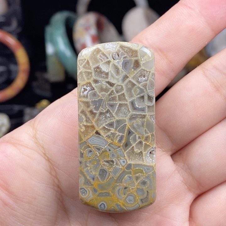 未镶嵌手镯（圆镯）硅化玉