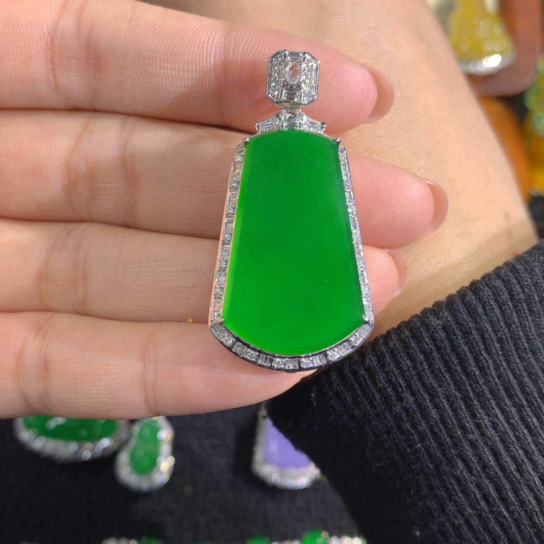 C***8翡翠18K金镶嵌颈饰