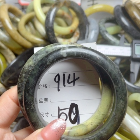 岫岩老玉（透闪石质玉）手镯未镶嵌