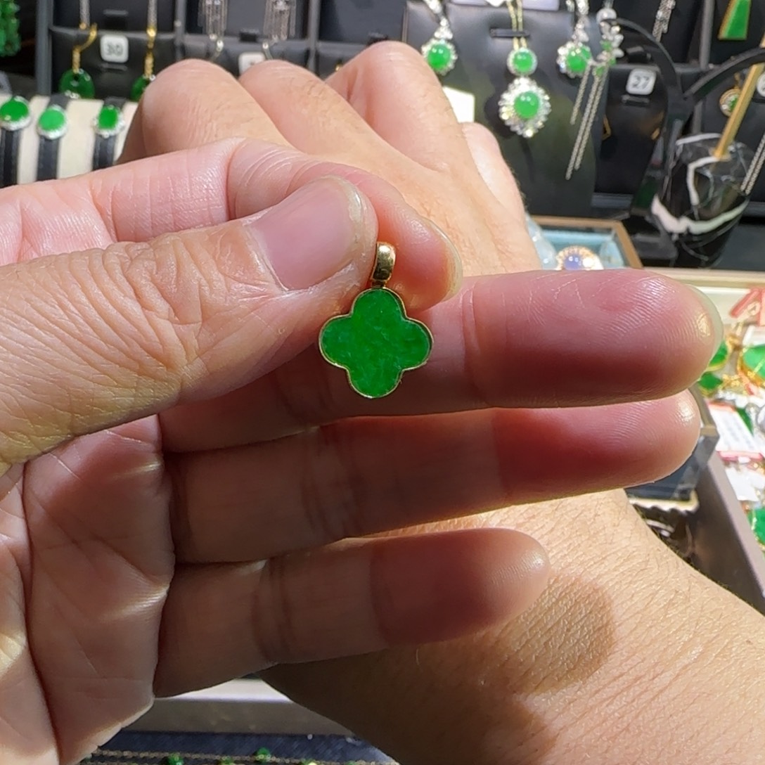 翡翠18K金镶嵌颈饰吊坠