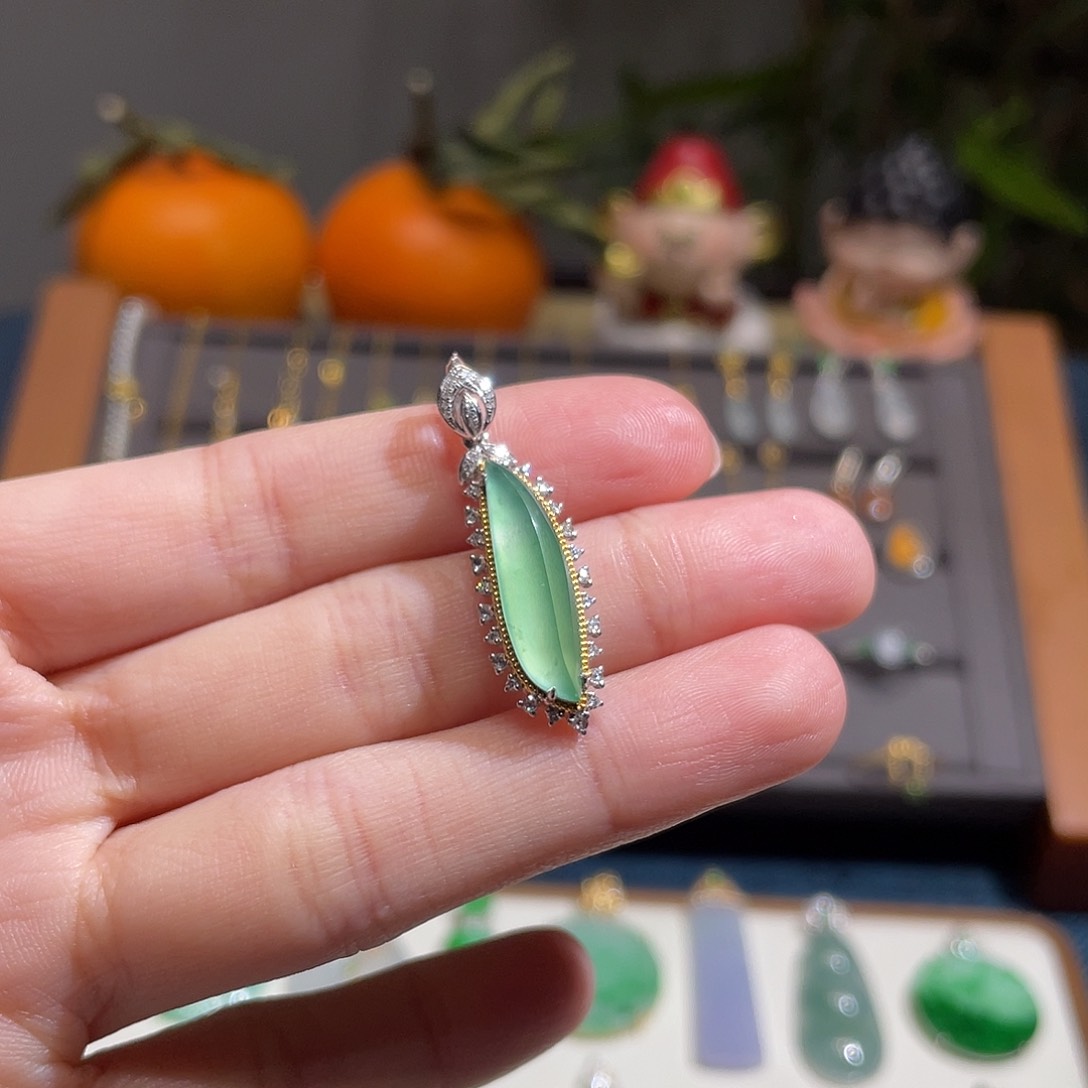 翡翠颈饰18K金镶嵌玻璃种绿随形 万能扣