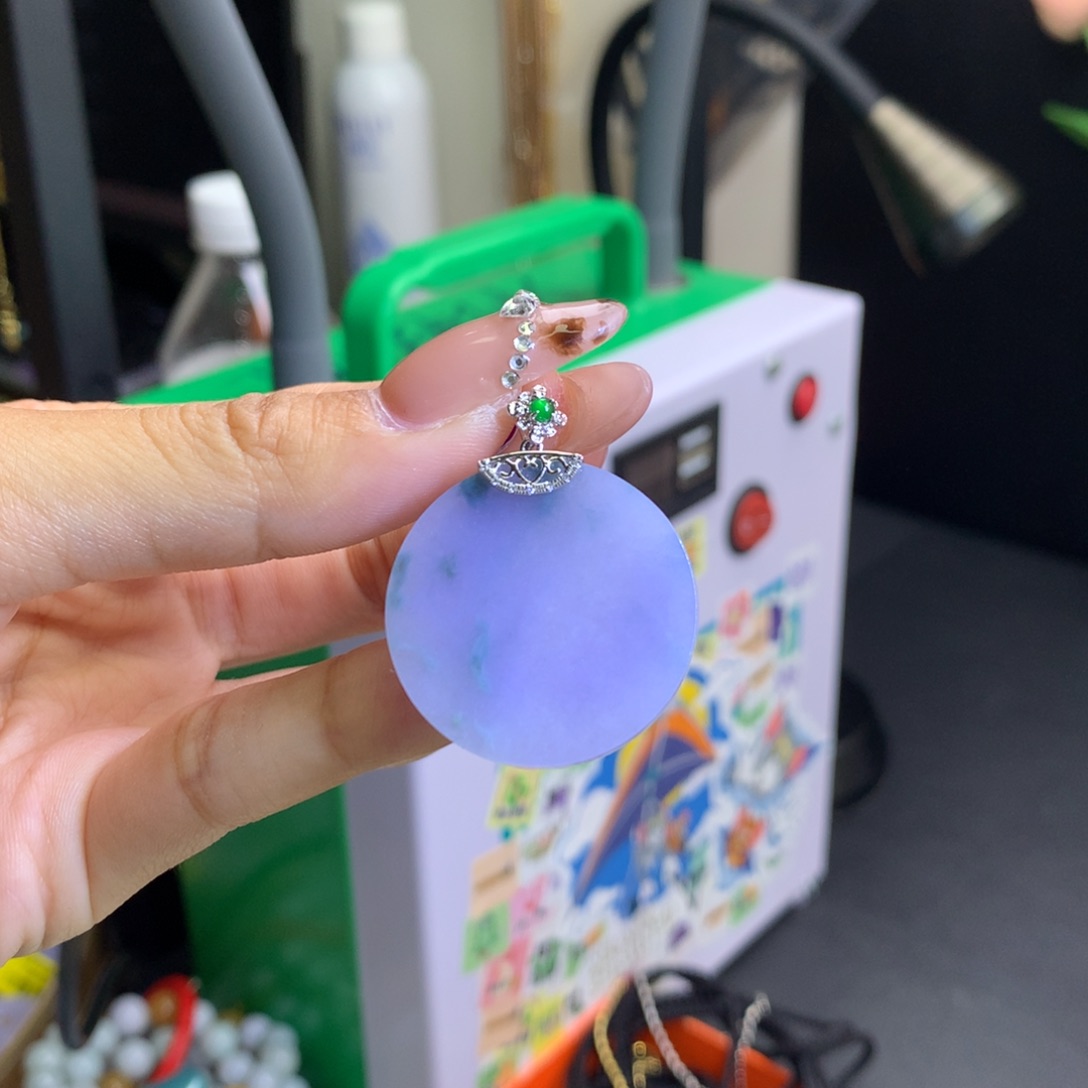 欣***y翡翠18K金镶嵌颈饰