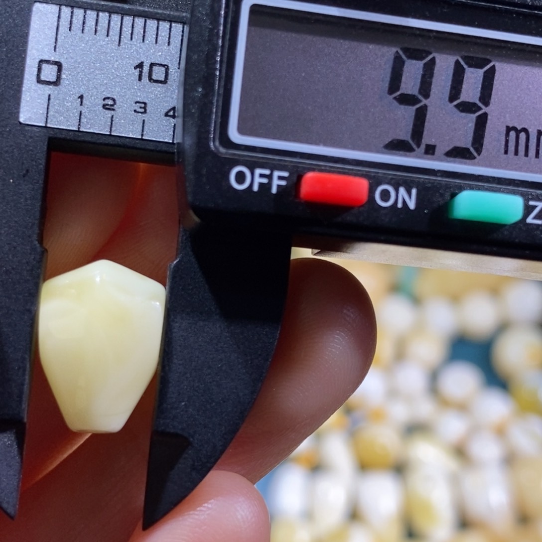 琥珀裸石未镶嵌配饰