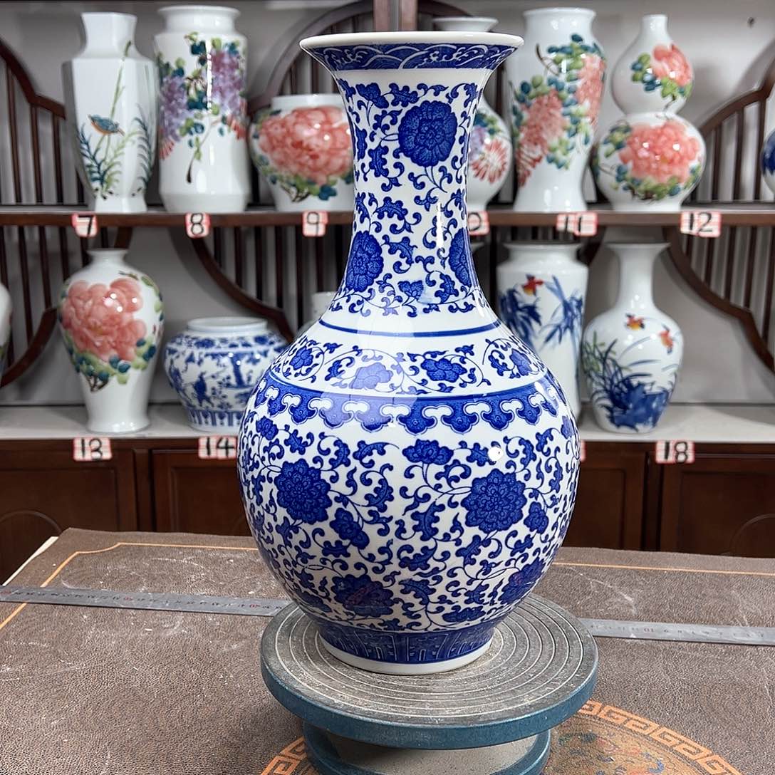 摆件景德镇陶瓷缠枝