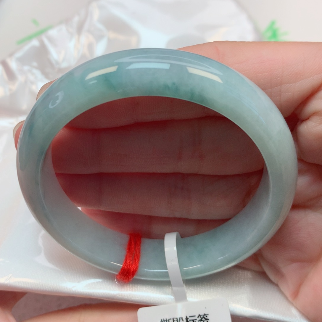 翡翠未镶嵌手镯53圈 淡蓝底飘蓝花