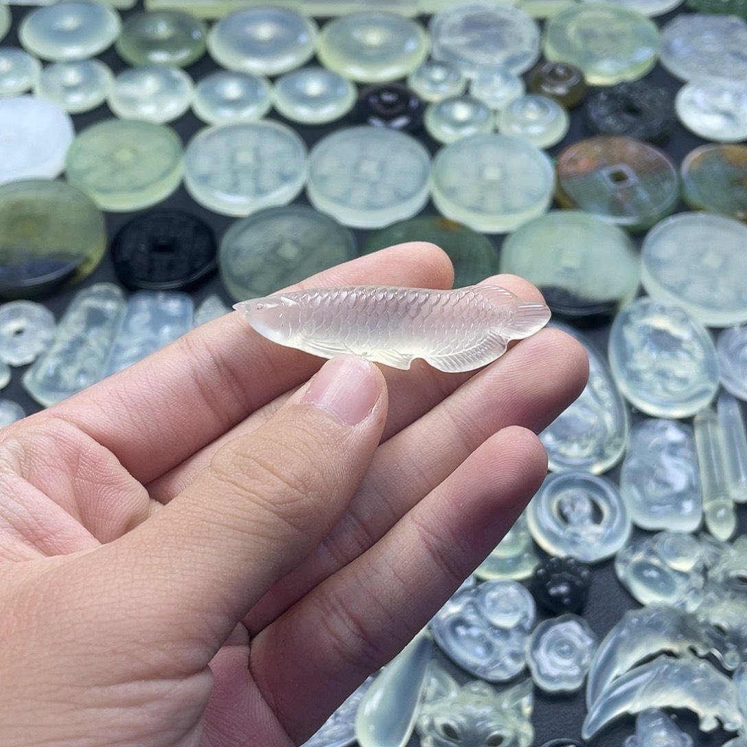 岫玉未镶嵌颈饰龙鱼