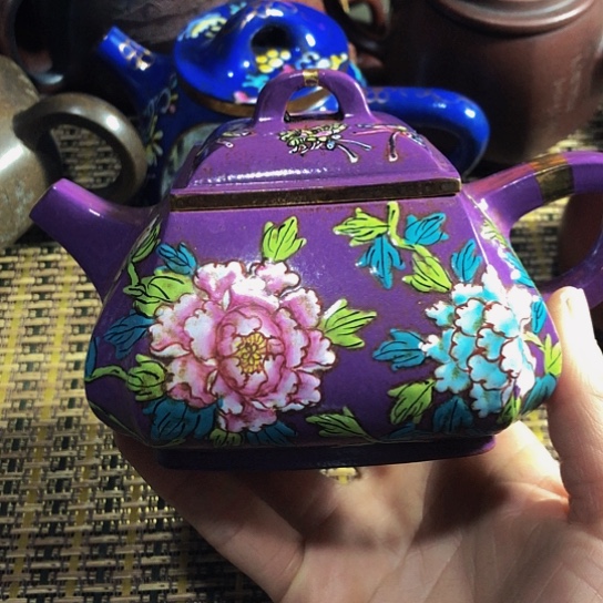 紫砂茶壶原矿泥料手工制作的紫砂壶。