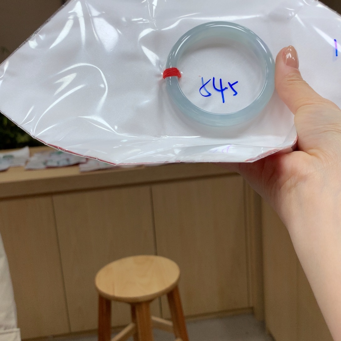 翡翠手镯未镶嵌不退不换