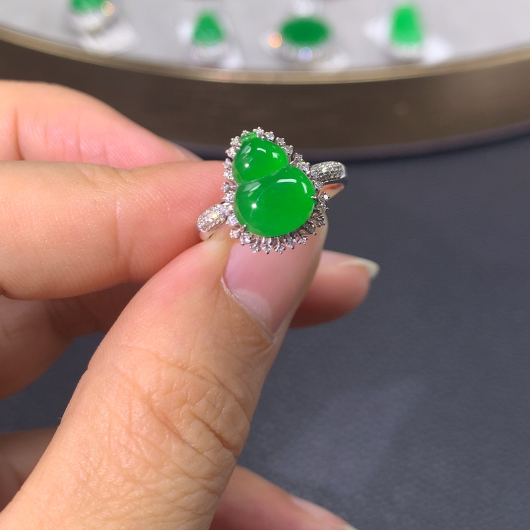 翡翠戒指18K金镶嵌翡翠