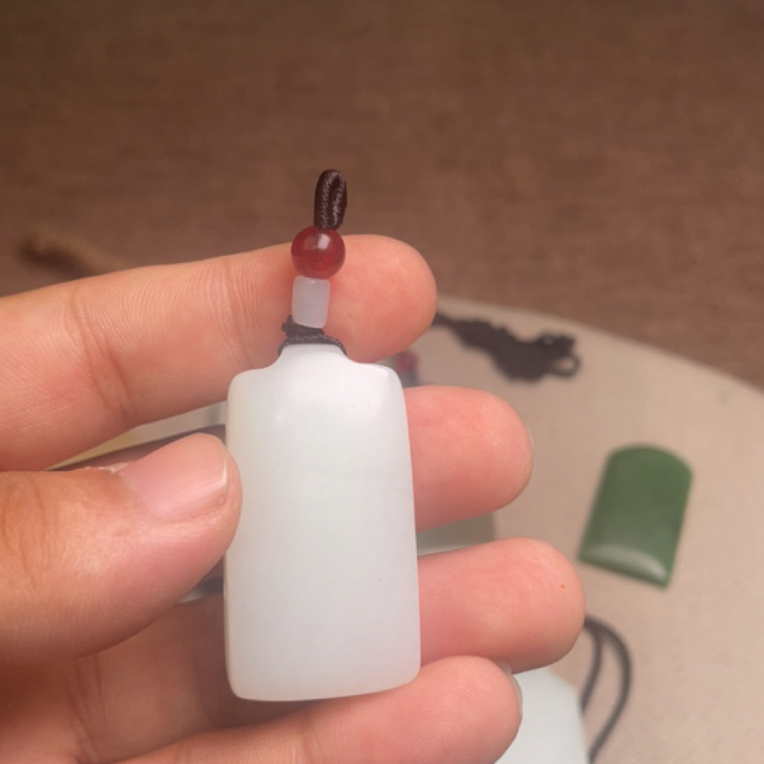 和田玉俄料无事牌，带绳，已抛光