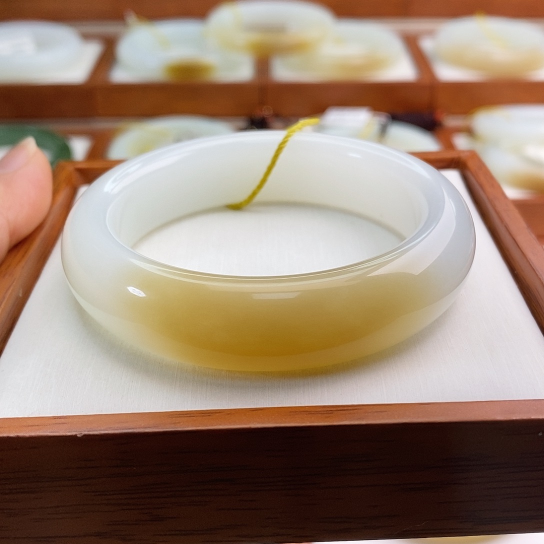 和田玉（糖玉）手镯未镶嵌小*
