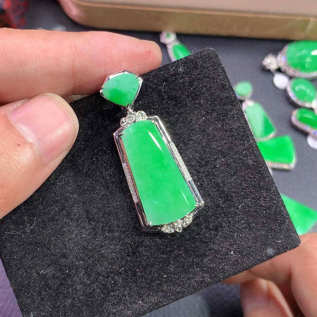 翡翠吊坠(赠链)18K金镶嵌