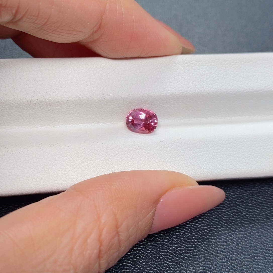 蓝宝石裸石未镶嵌小*儿1.52克拉帕帕吉尔德