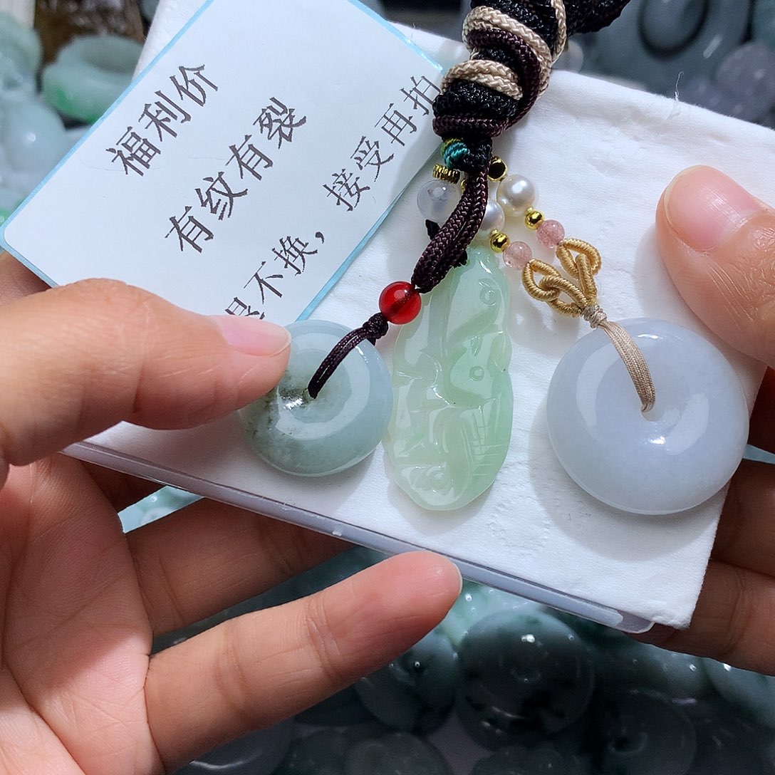 翡翠未镶嵌颈饰1。