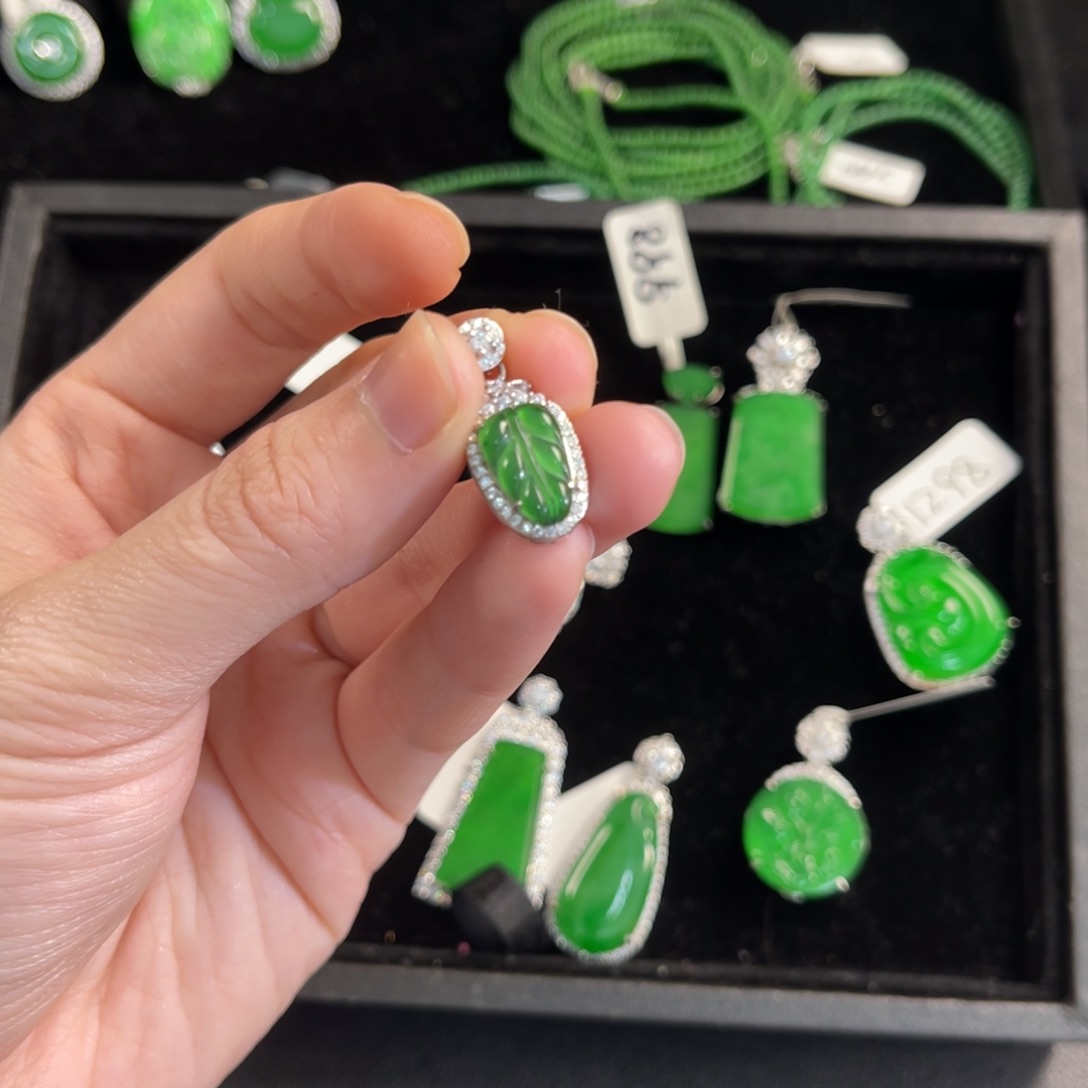 翡翠银S925镶嵌戒指叶子吊坠