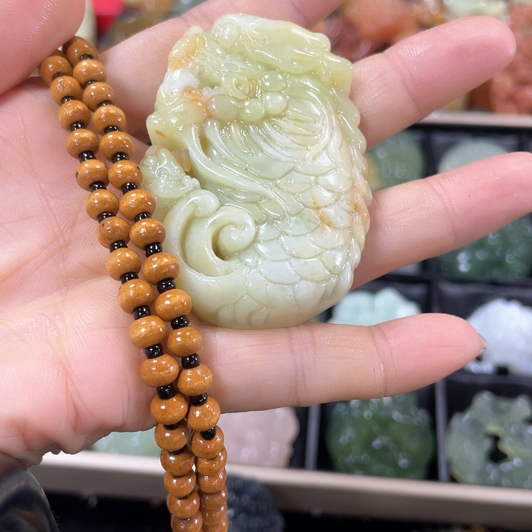 蛇纹石玉颈饰合金
