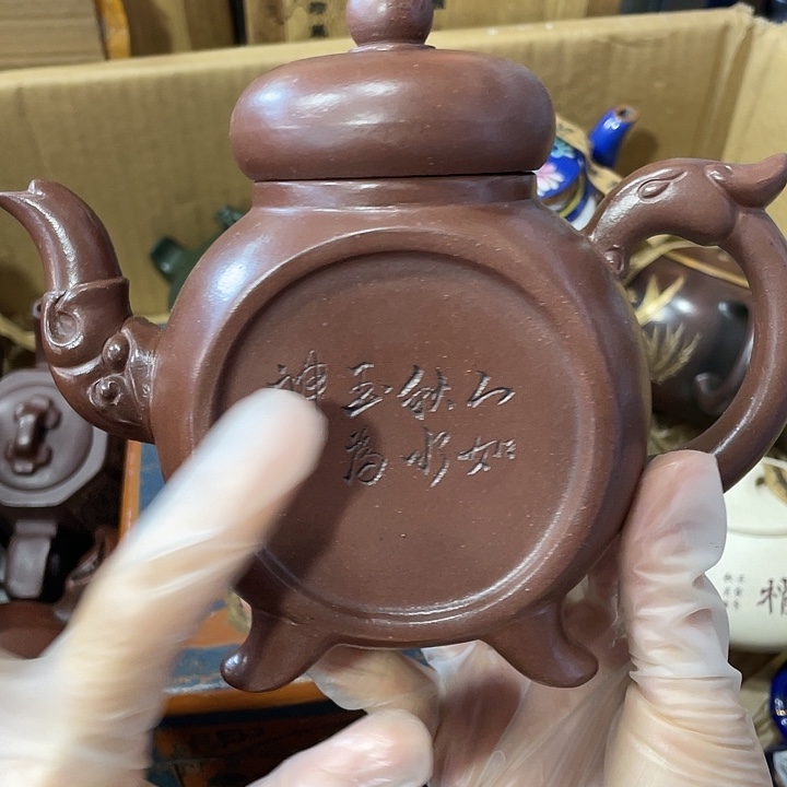 紫砂茶壶矿泥料，纯手工制作的一把紫砂壶。