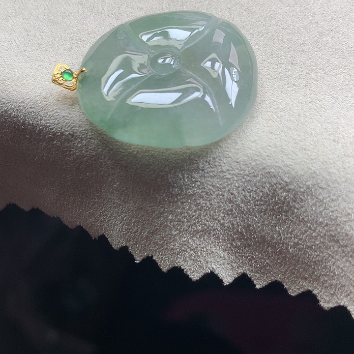 翡翠颈饰18K金镶嵌吊坠